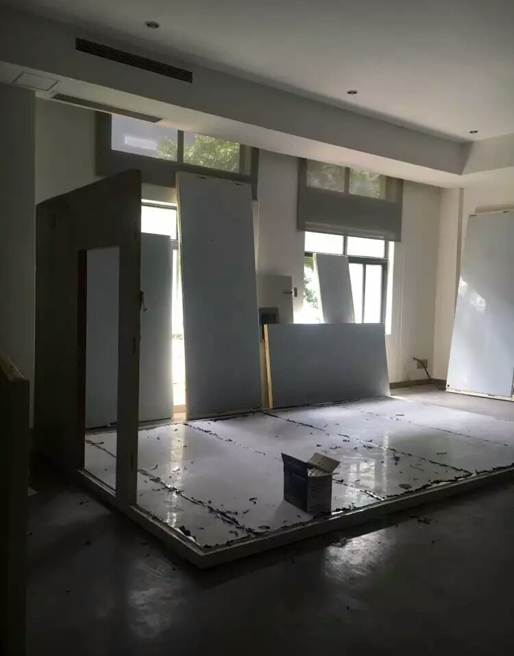 正航專業負責的工程師認真細致的安裝設備、組裝外殼到安裝框架，再到擰緊螺